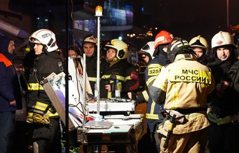 240404 Rescuers at the scene of the terrorist attack on Crocus City Hall in Moscow