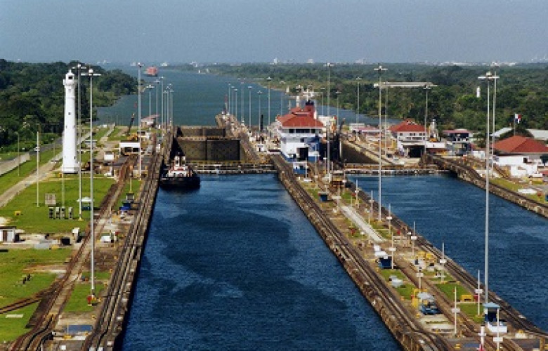 25014 Panama Canal Gatun Locks